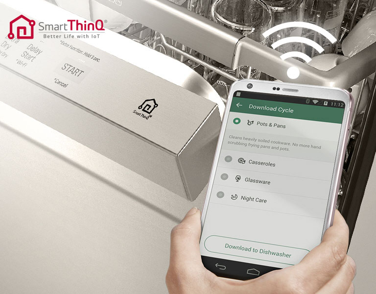 El panel de la lavavajilla se muestra con la aplicación del celular SmartThinQ haciendo un hogar mas inteligente.